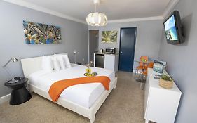 Hollywood Beach Suites Hostel